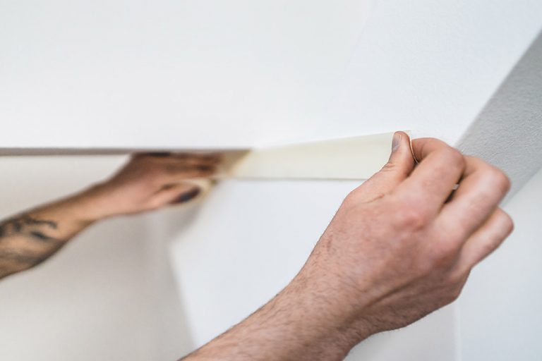 Das Abkleben wie hier auf dem Bild ersichtlich gehört zu unseren professionellen Maler- und Lackier-Services selbstverständlich dazu. Im Großraum Frankfurt, in Offenbach am Main, Mühlheim oder Hanau.